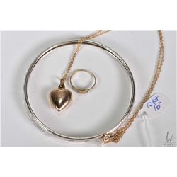 Selection of vintage jewellery including 10kt gold neck chain and heart shaped pendant, gold babies 
