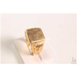 Gent's 18kt yellow gold signet ring, note matches 276B