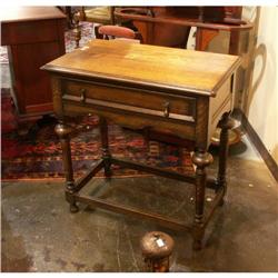 WILLIAM AND MARY STYLE OAK SIDE TABLE