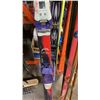 Image 2 : 3 PAIRS OF SKIS