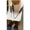 Image 3 : 2 boxes of new philips head screwdrivers and paint brushes