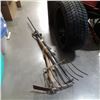 Image 1 : Pitchforks, pick axe and hoe