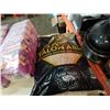 Image 3 : 35 lb of animal bedding with 18kg of whiskas cat food