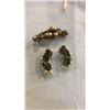 Image 3 : LOT OF VINTAGE JEWELLERY BRACELETS, BROOCHES, ETC