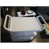 Image 3 : 3 TIER RUBBERMAID ROLLING CART