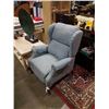 Image 1 : VINTAGE WINGBACK RECLINER