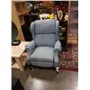 Image 2 : VINTAGE WINGBACK RECLINER