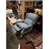 Image 3 : VINTAGE WINGBACK RECLINER