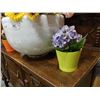 Image 5 : Large porcelain planter with 2 small planters and artificial flowers