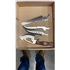 Image 2 : KNIFE WITH INTERCHANGEABLE BLADES - AXE HEAD, SAW BLADE