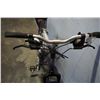 Image 2 : BLUE AND WHITE INFINITY BIKE