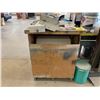 Image 2 : METAL WORK BENCH WITH VICE, ROLL OF INDUSTRIAL PAPER, BI-FOLD WELDING SCREEN, LIGHTS AND ASSORTED