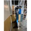 Image 2 : BLUE HEAVY DUTY INDUSTRIAL HYDRAULIC SHOP PRESS