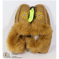 LADIES MOCCASINS SIZE 10