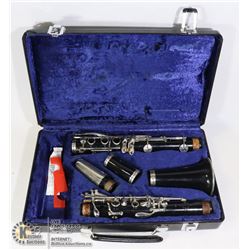 CLARINET-NEEDS REED CLAMP
