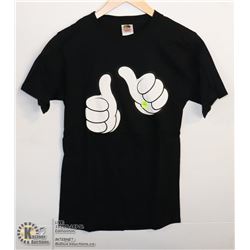THIS GUUUUYYYY HAND GESTURE T-SHIRT SIZE SMALL