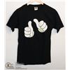 Image 1 : THIS GUUUUYYYY HAND GESTURE T-SHIRT SIZE SMALL