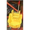 Image 1 : SPLASH GUARD 26Q BUCKET AND WRINGER