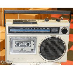 VINTAGE GE AM/FM/CASSETTE BOOMBOX, WORKS GOOD