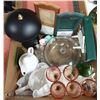 Image 1 : BOX WITH HOUSEHOLD ITEMS INCL. LAMP, TEA