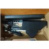 Image 1 : BOX OF KNIVES AND CUTTING BOARD