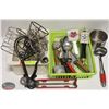 Image 1 : FLAT OF ASSORTED KITCHEN UTENSILS