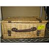 Image 1 : WICKER PICNIC BASKET WITH PICNIC ACCESS.