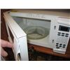 Image 2 : SMALL WHITE RCA MICROWAVE