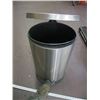 Image 2 : CHROME GARBAGE CAN WITH FOOT OPENER