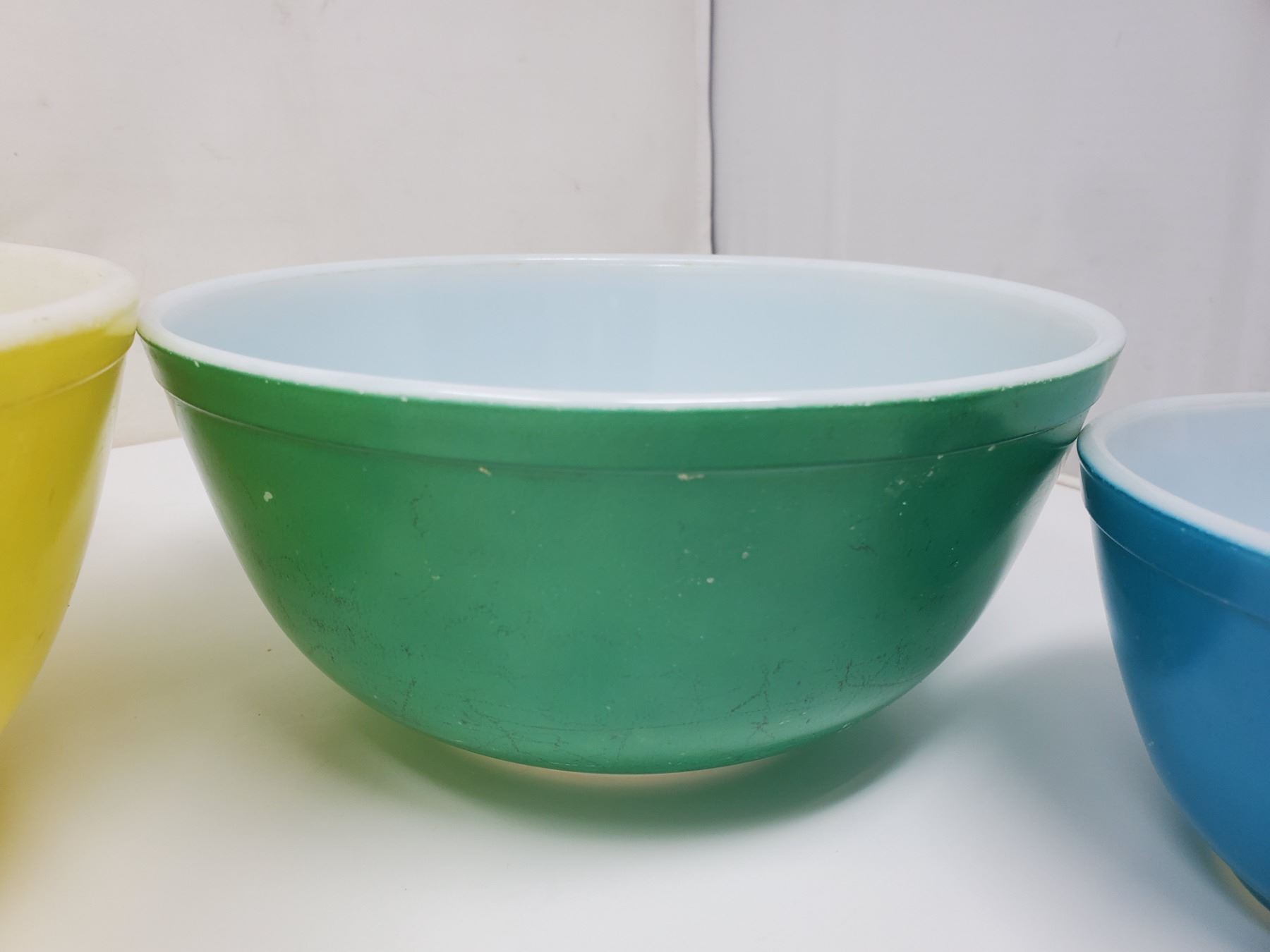 195. Pyrex, primary set, yellow, green, red and blue bowls