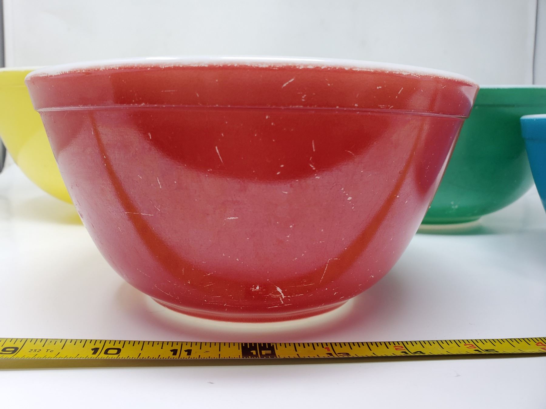 195. Pyrex, primary set, yellow, green, red and blue bowls