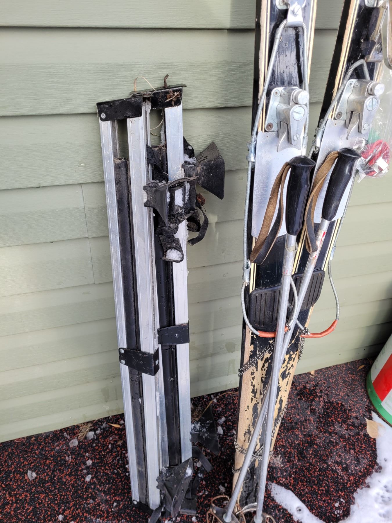 Vintage downhill skis 7 poles, with boot buckler and straps. Vehicle
