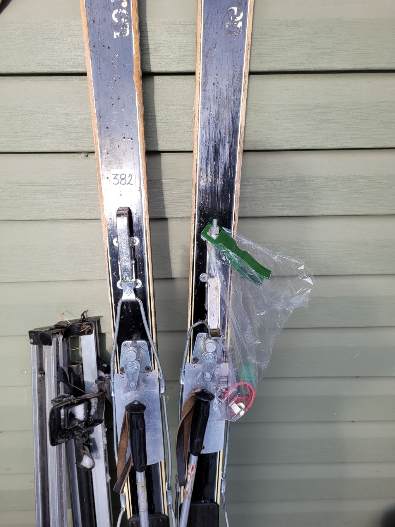 Vintage downhill skis 7 poles, with boot buckler and straps. Vehicle