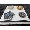 Image 2 : 4 brooches