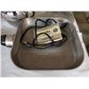 Image 3 : kitchen lot (2 electric fry pans, pot + kettle)