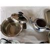 Image 4 : kitchen lot (2 electric fry pans, pot + kettle)