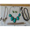 Image 5 : VINTAGE COSTUME JEWELRY NECKLACES & BRACELET