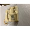 Image 3 : Push button telephone - white
