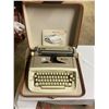 Image 1 : Vintage manual typewriter in case New Royal - safari