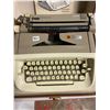 Image 2 : Vintage manual typewriter in case New Royal - safari