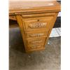 Image 2 : Double pedestal Oak desk, nice condition 50" X 32" easy to move - comes apart