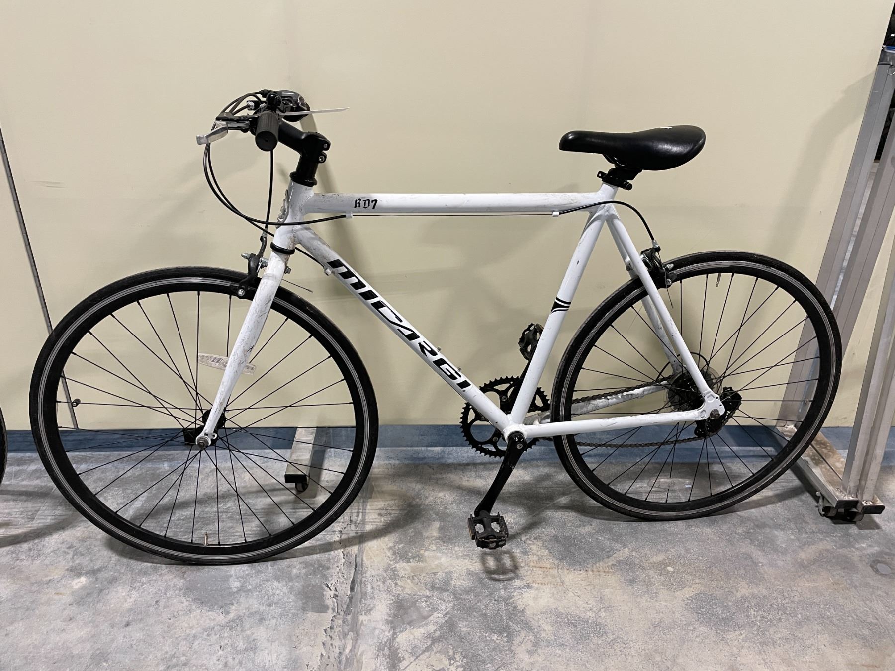 WHITE MICARGI RD7 7 - SPEED ROAD BIKE - Able Auctions