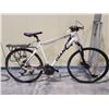 Image 2 : WHITE GIANT ROAM1 24 - SPEED HYBRID STYLE ROAD BIKE WITH FULL DISC BRAKES