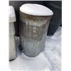 Image 4 : Plastic Bin & 2 Metal Garbage Cans