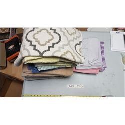 Lot Sheets & Towels & Pillow Cases