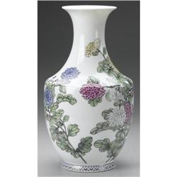 CHINESE GLASS VASE WITH PAINTED CHRYSANTHEMUMS