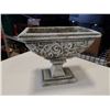 Image 2 : CAST PEDESTAL PLANTER