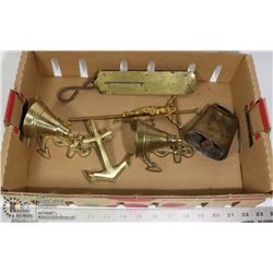 FLAT OF BRASS COLLECTIBLES INCLUDING HANGING