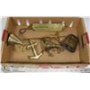 Image 1 : FLAT OF BRASS COLLECTIBLES INCLUDING HANGING