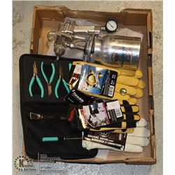 FLAT WITH SPRAY GUN, WORK GLOVES AND OTHER